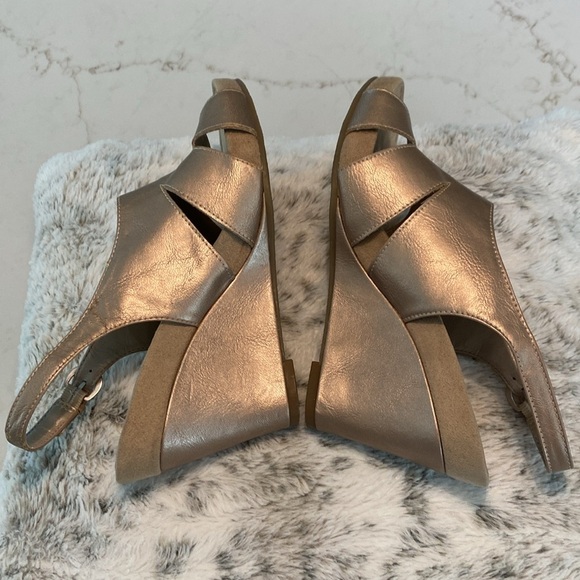 Aerosoles Gold Platinum Wedges Shoe - Picture 2 of 8